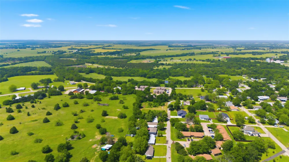 204 S Grand Avenue Wolfe City, TX 75496