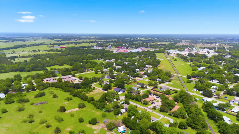 204 S Grand Avenue Wolfe City, TX 75496