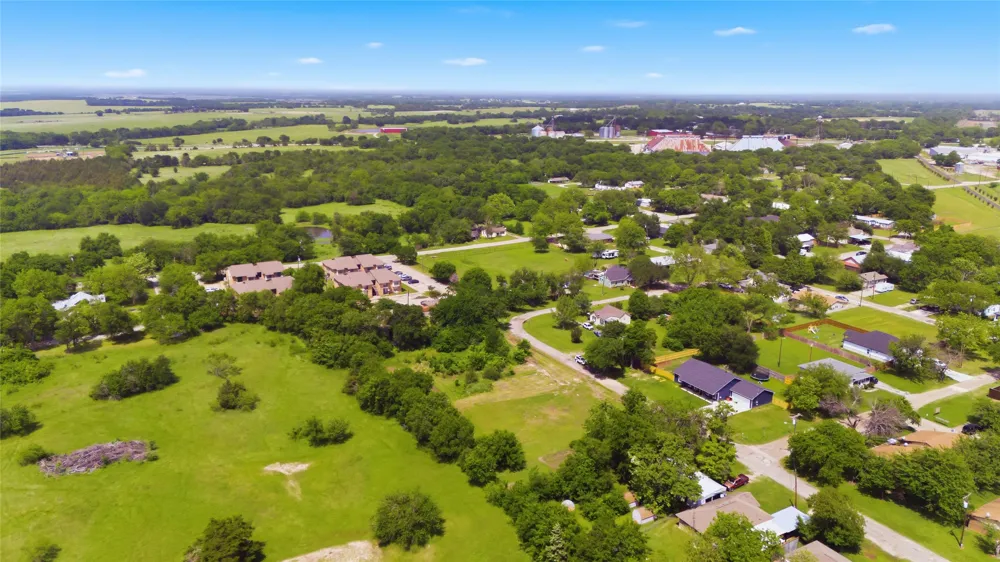 204 S Grand Avenue Wolfe City, TX 75496