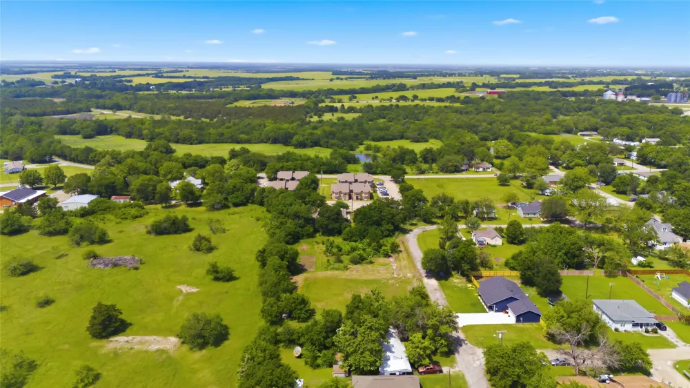 204 S Grand Avenue Wolfe City, TX 75496
