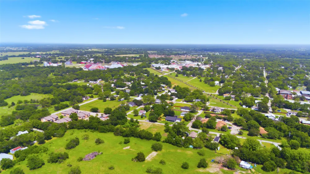 204 S Grand Avenue Wolfe City, TX 75496