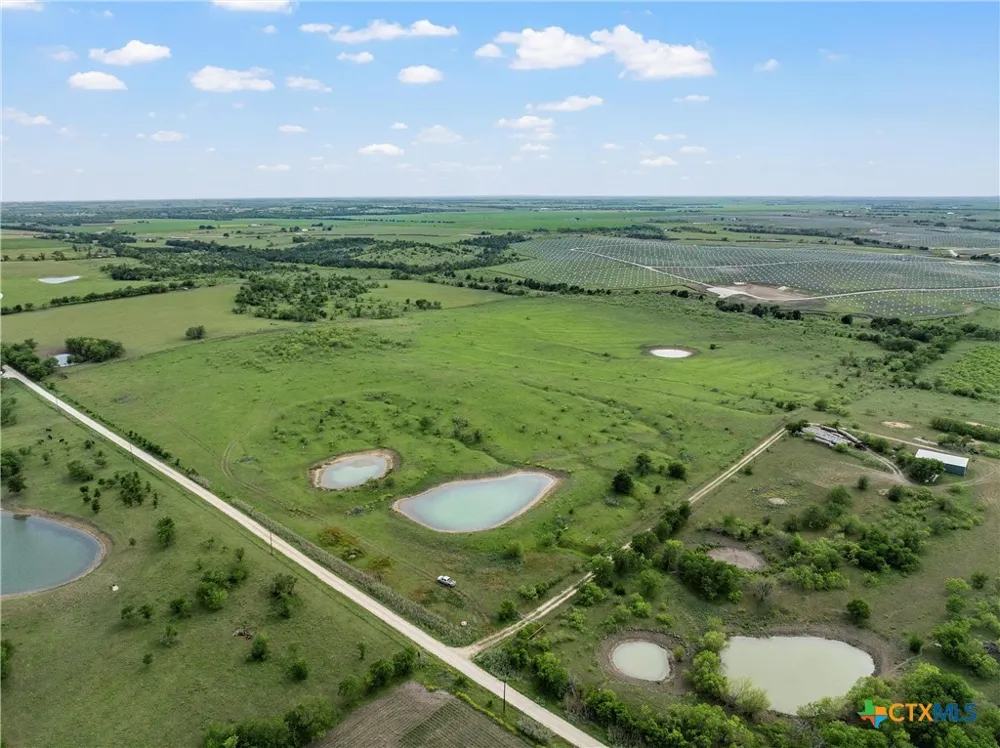 Cr 462 Lott, TX 76656