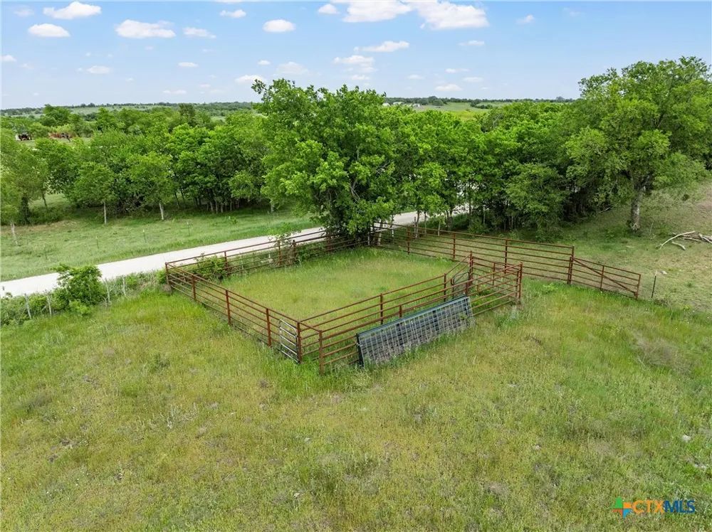 Cr 462 Lott, TX 76656