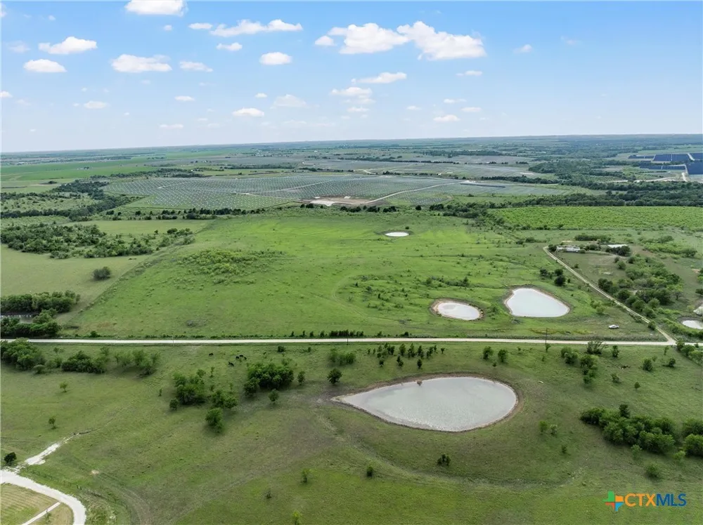 Cr 462 Lott, TX 76656