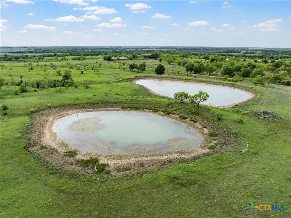 Cr 462 Lott, TX 76656