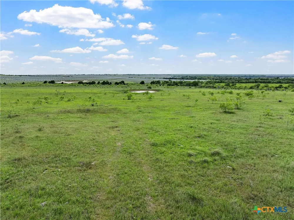 Cr 462 Lott, TX 76656
