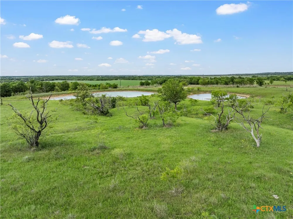 Cr 462 Lott, TX 76656