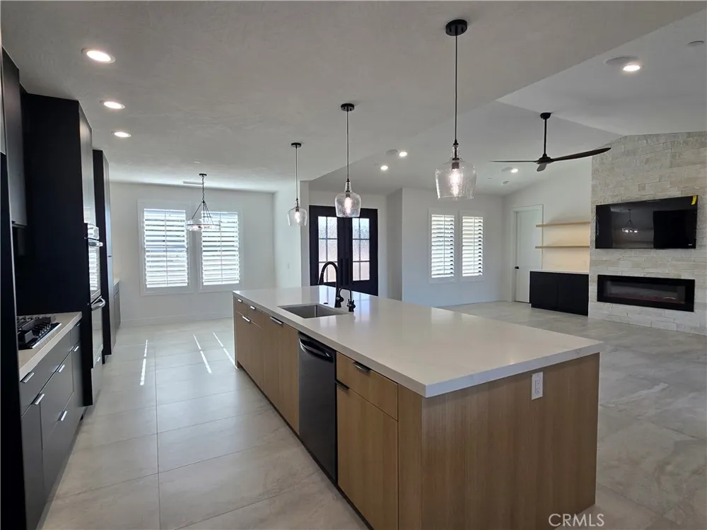 6221 Merced Oak Hills, CA 92344
