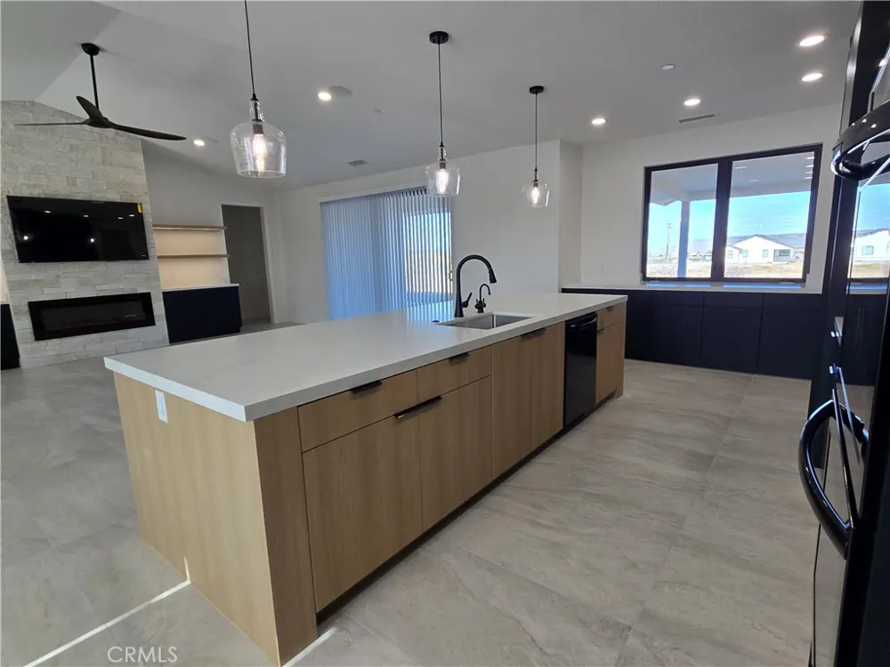 6221 Merced Oak Hills, CA 92344