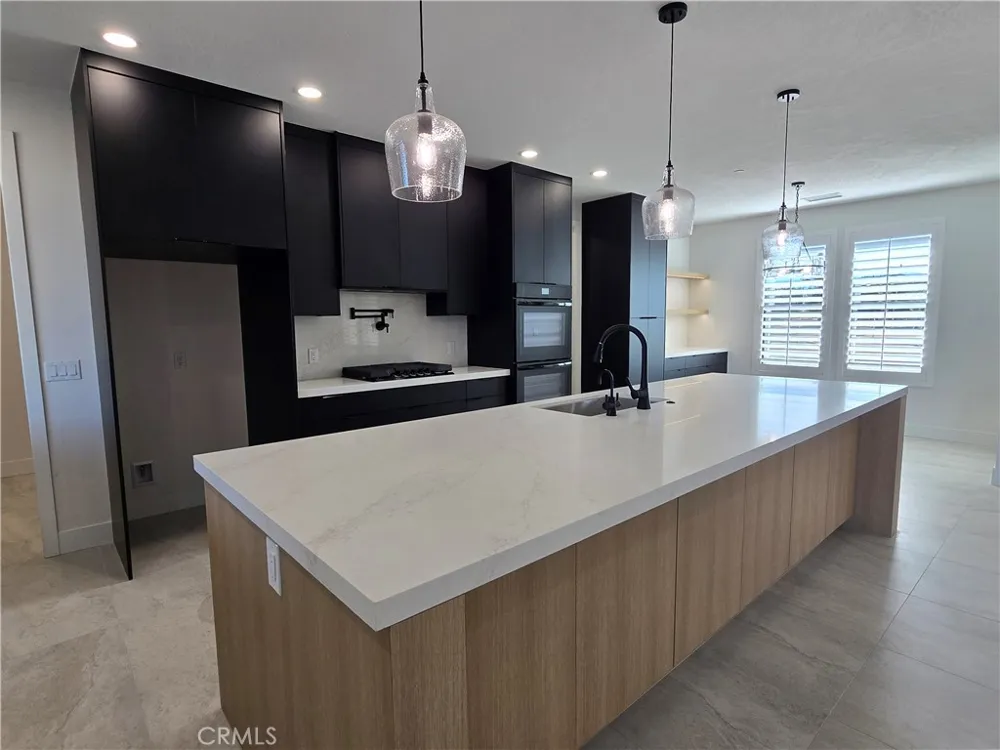 6221 Merced Oak Hills, CA 92344