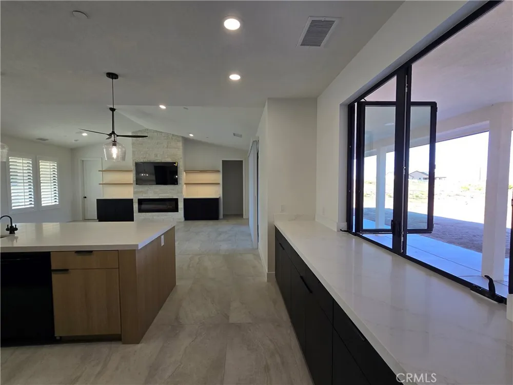 6221 Merced Oak Hills, CA 92344