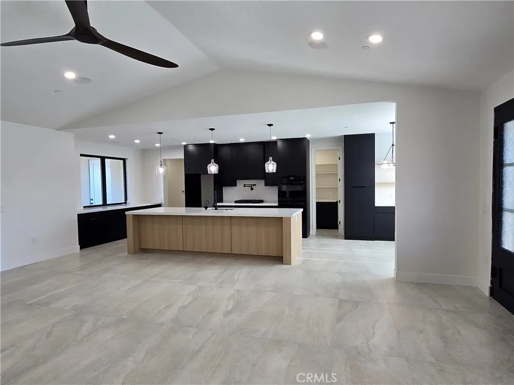6221 Merced Oak Hills, CA 92344