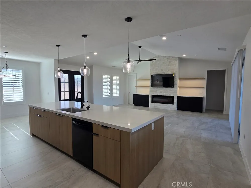 6221 Merced Oak Hills, CA 92344