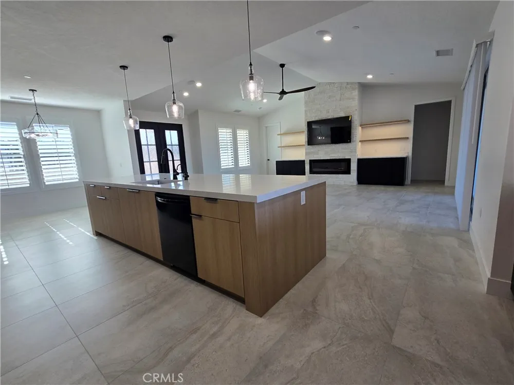 6221 Merced Oak Hills, CA 92344
