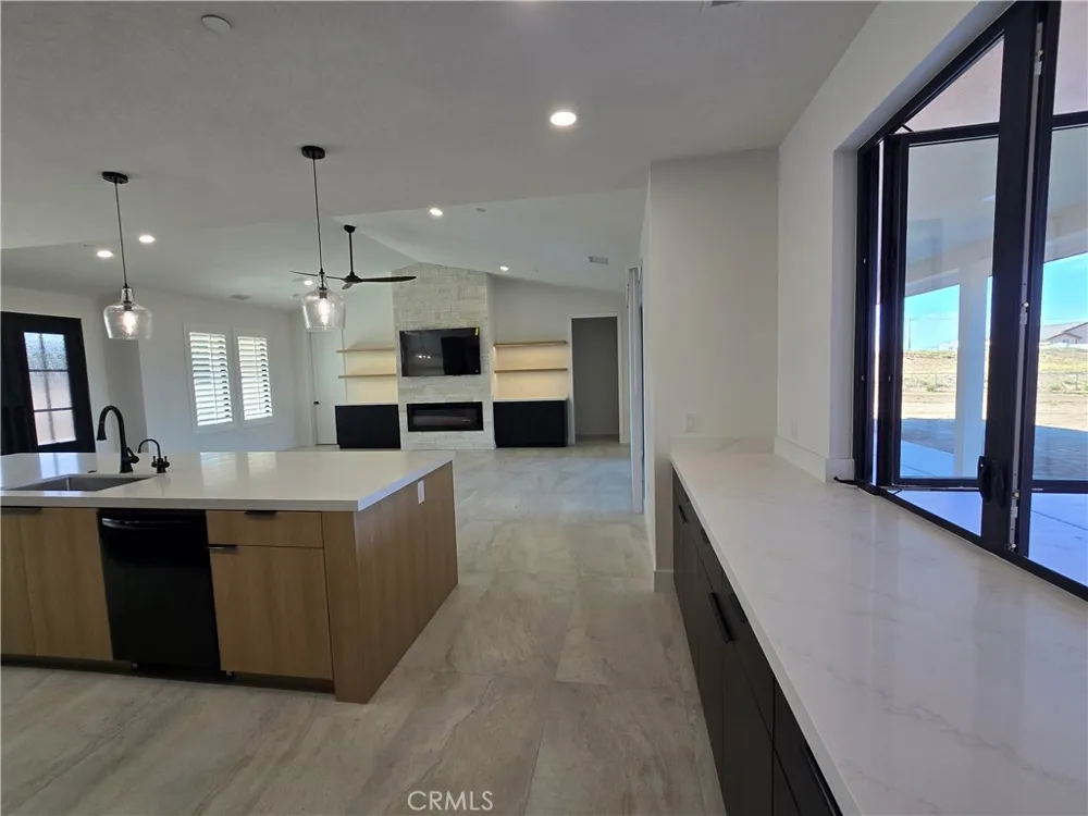 6221 Merced Oak Hills, CA 92344
