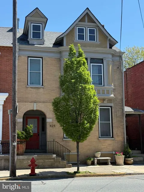 425 QUEEN STREET