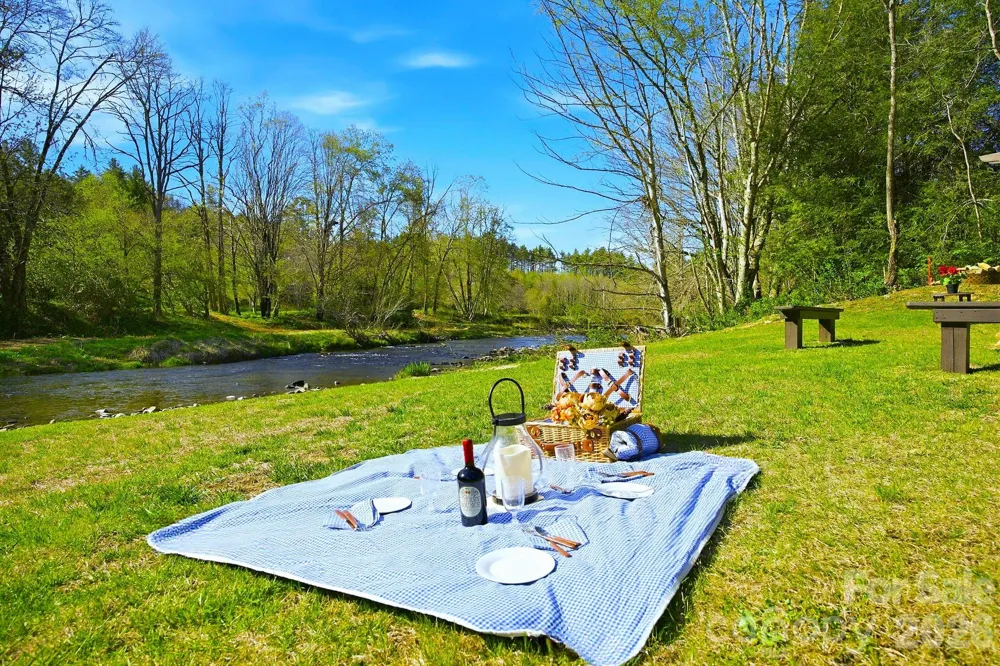 8186 NC 183 Highway Linville Falls, NC 28657