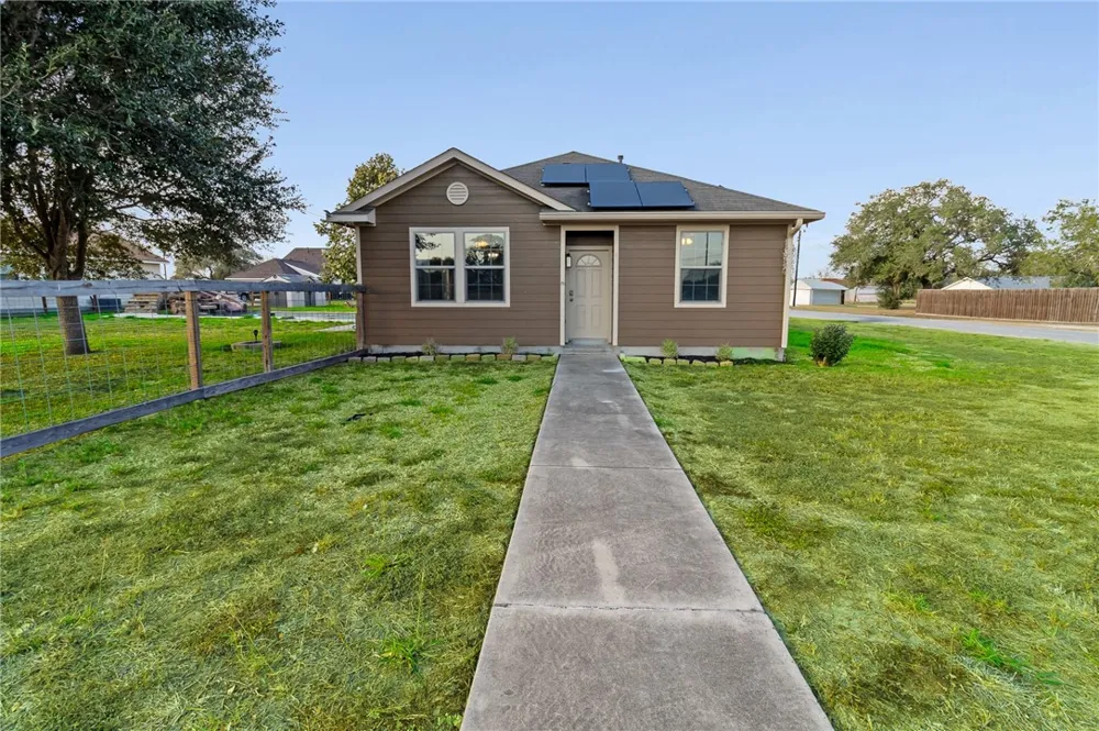 402 W Sullivan Street Skidmore, TX 78389