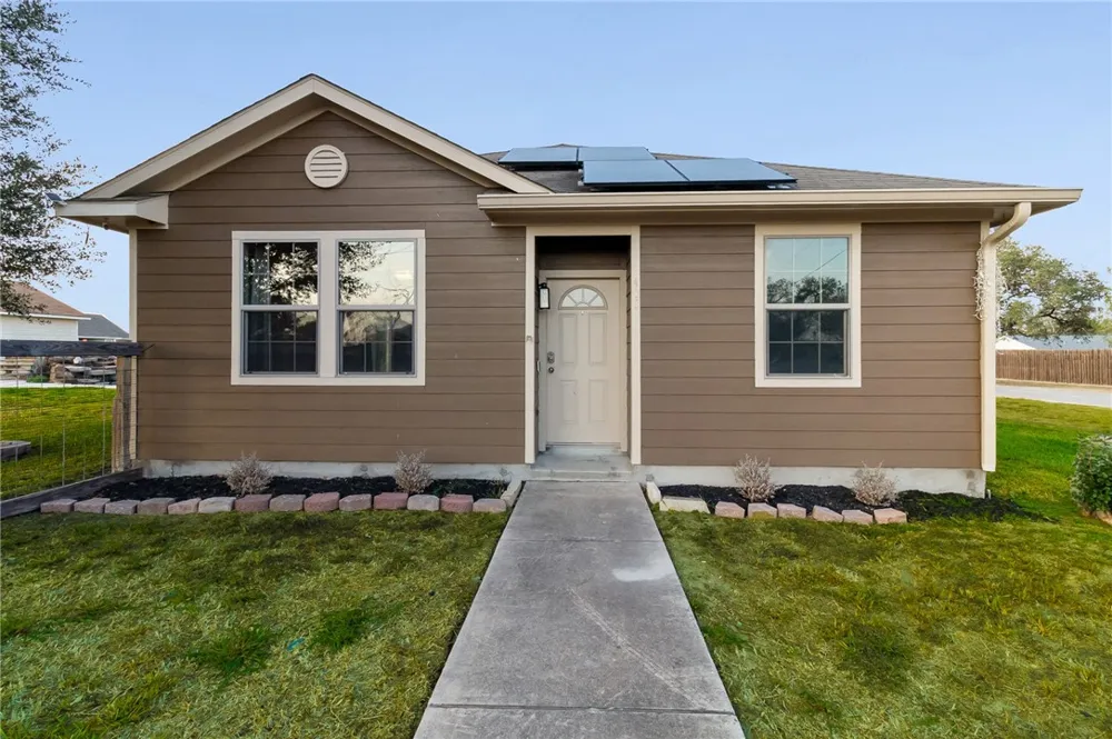 402 W Sullivan Street Skidmore, TX 78389