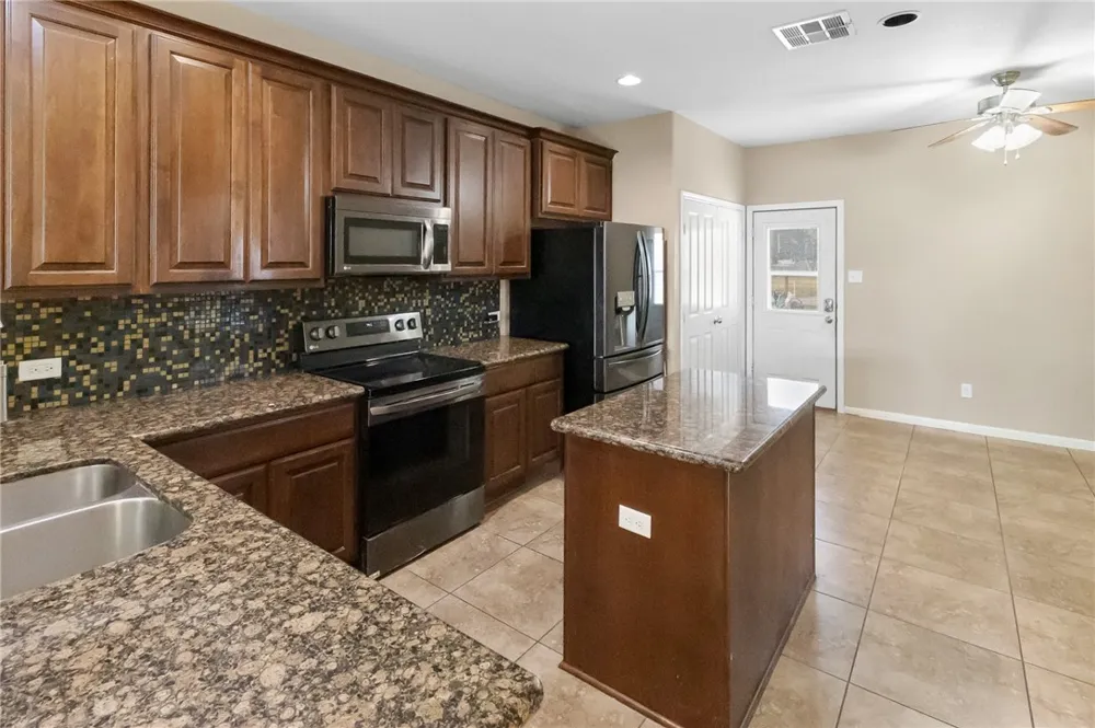 402 W Sullivan Street Skidmore, TX 78389