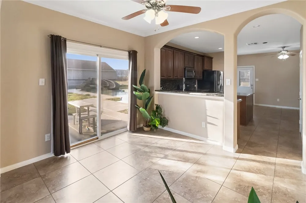 402 W Sullivan Street Skidmore, TX 78389