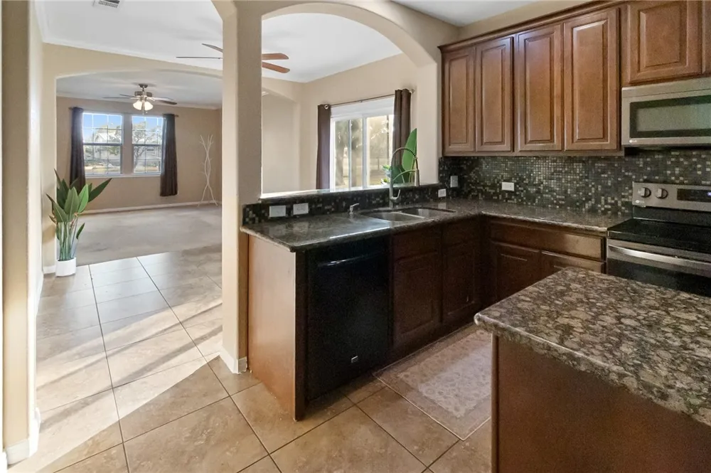 402 W Sullivan Street Skidmore, TX 78389