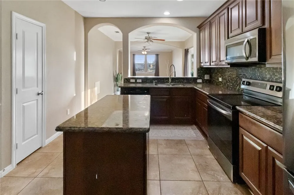 402 W Sullivan Street Skidmore, TX 78389