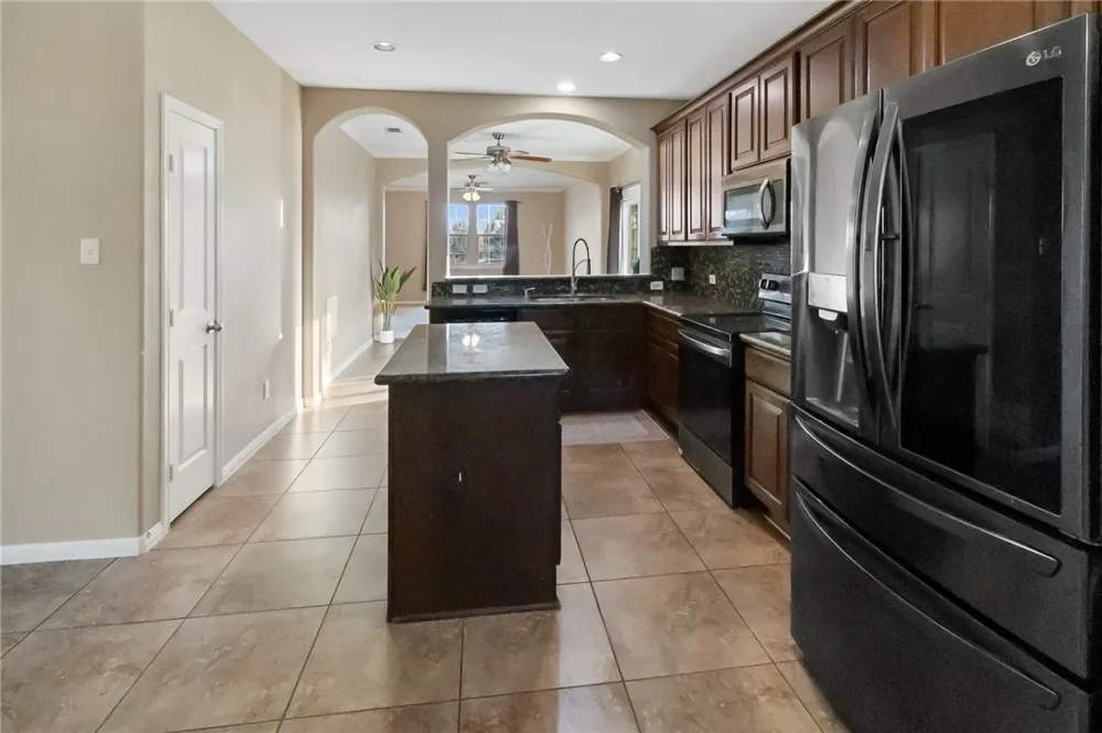 402 W Sullivan Street Skidmore, TX 78389