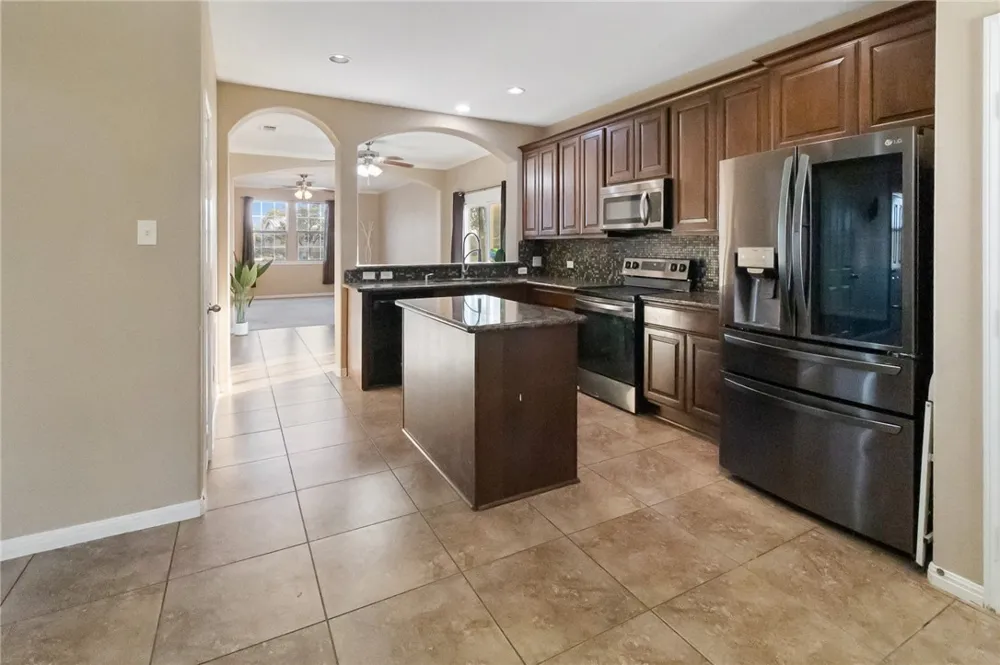 402 W Sullivan Street Skidmore, TX 78389