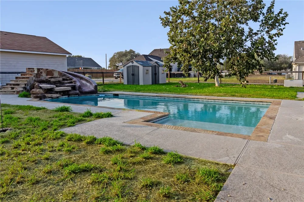 402 W Sullivan Street Skidmore, TX 78389