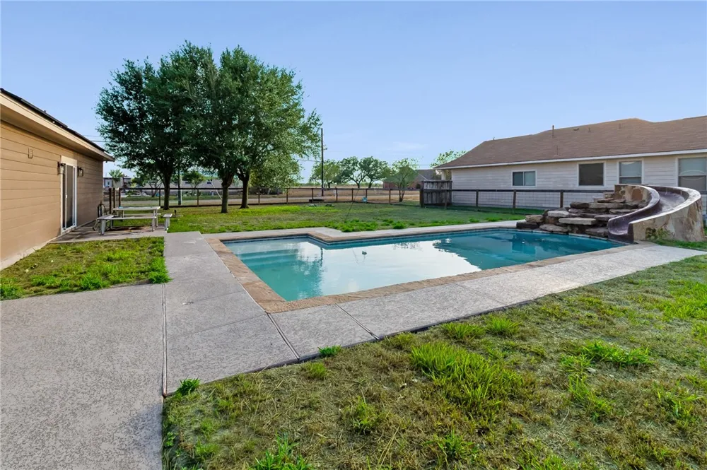402 W Sullivan Street Skidmore, TX 78389