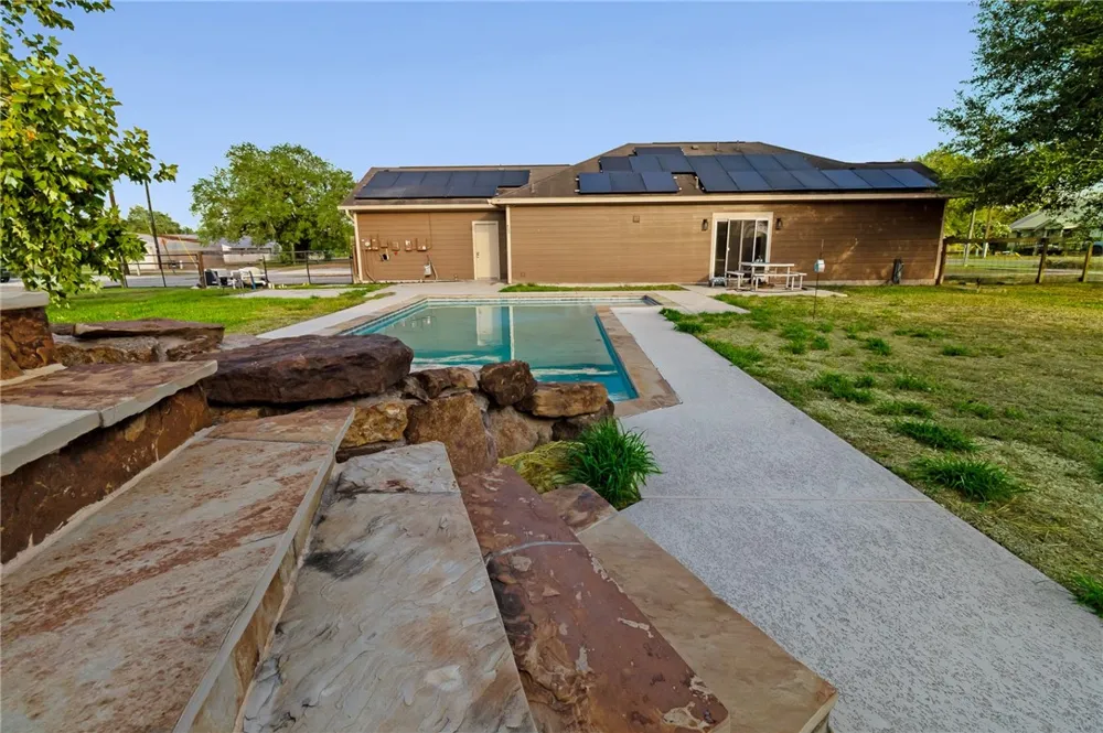 402 W Sullivan Street Skidmore, TX 78389