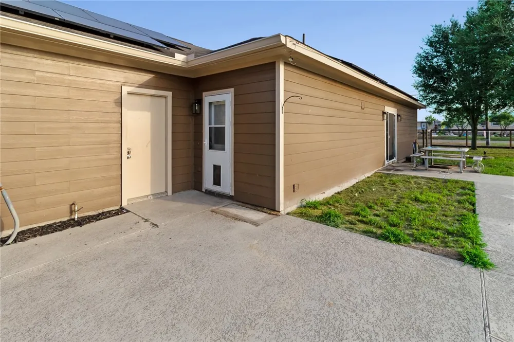 402 W Sullivan Street Skidmore, TX 78389