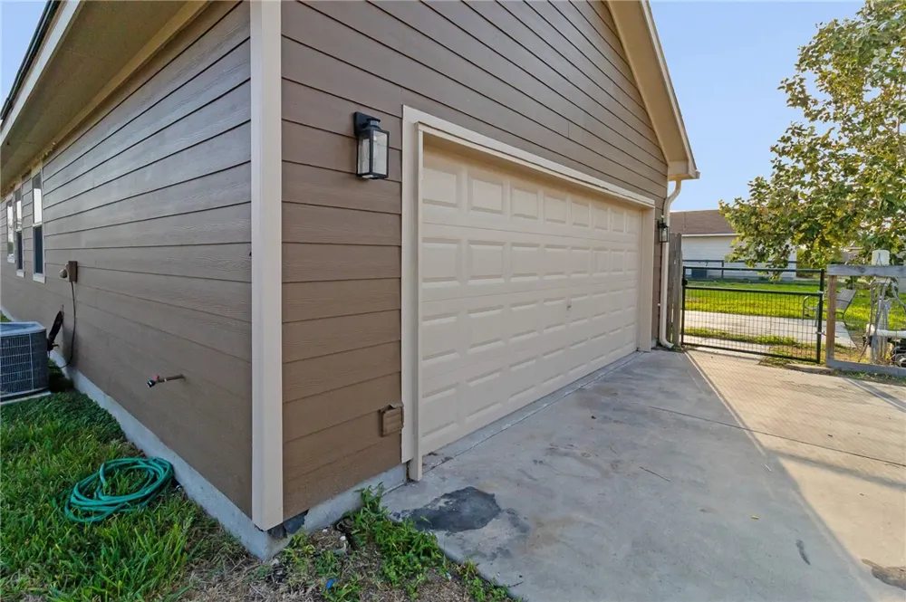 402 W Sullivan Street Skidmore, TX 78389
