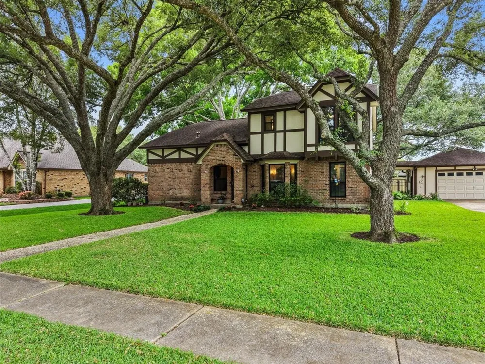 1810 Hunt Drive Friendswood, TX 77546