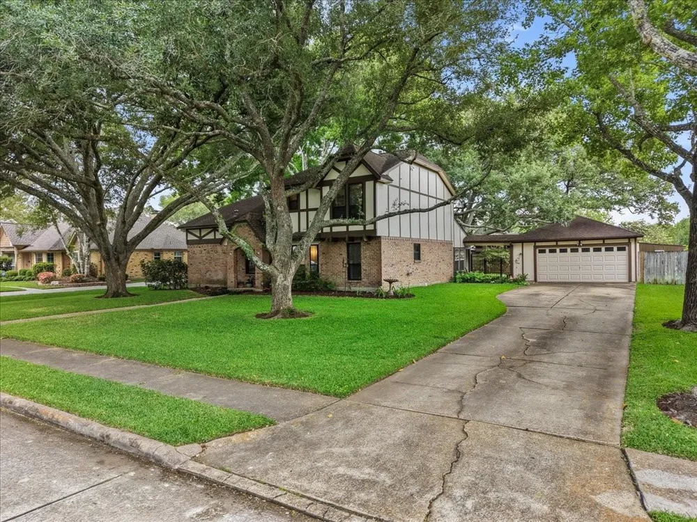 1810 Hunt Drive Friendswood, TX 77546