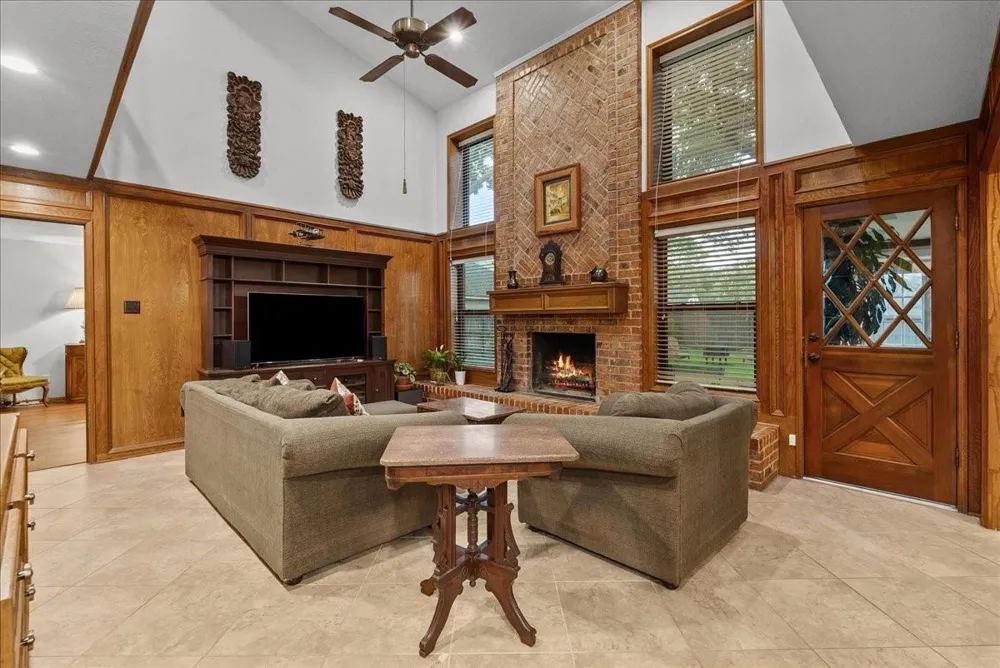 1810 Hunt Drive Friendswood, TX 77546