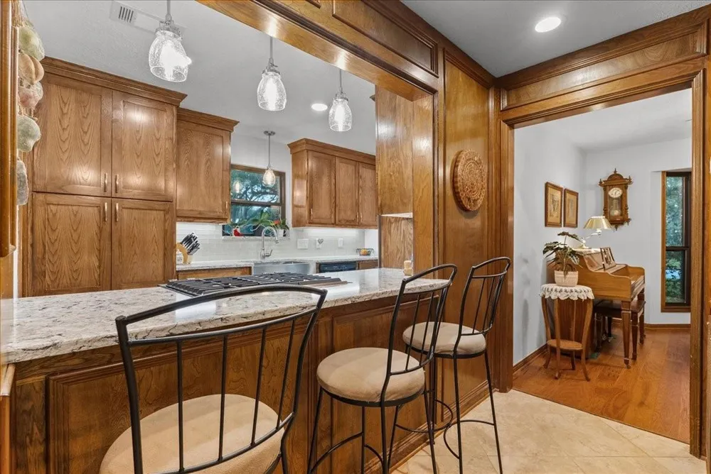 1810 Hunt Drive Friendswood, TX 77546