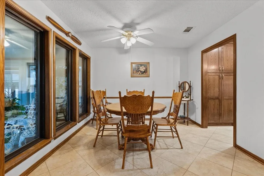1810 Hunt Drive Friendswood, TX 77546