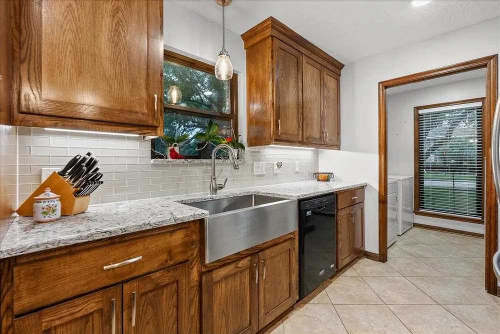 1810 Hunt Drive Friendswood, TX 77546