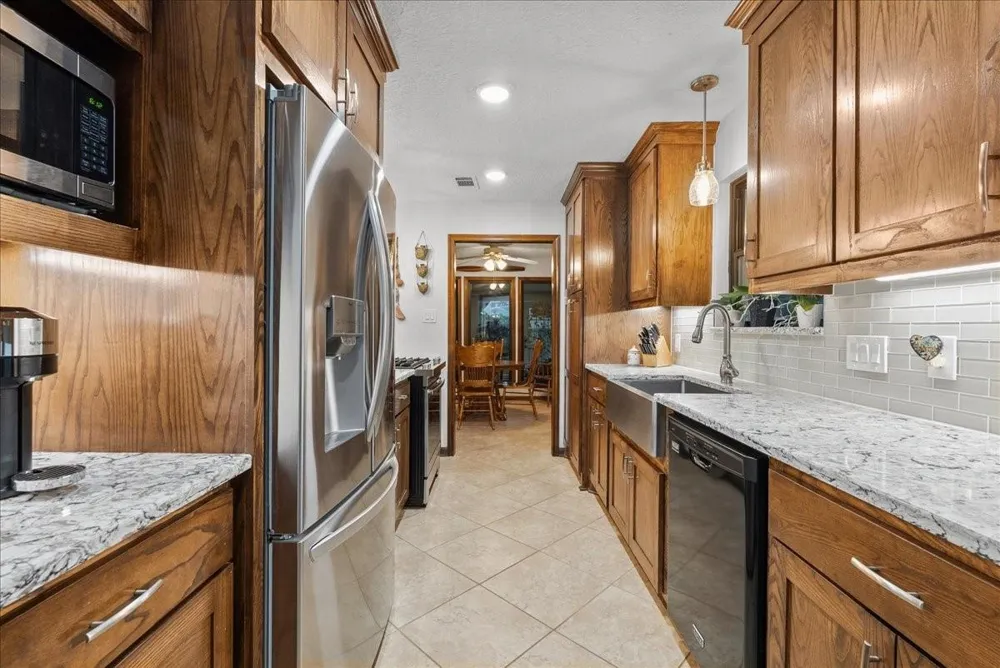 1810 Hunt Drive Friendswood, TX 77546