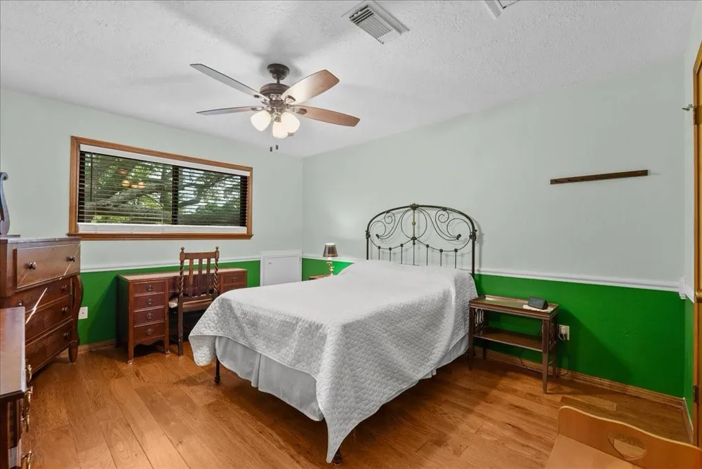 1810 Hunt Drive Friendswood, TX 77546