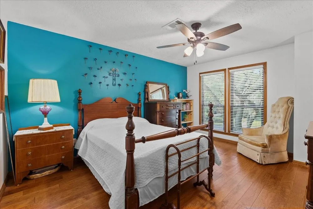 1810 Hunt Drive Friendswood, TX 77546