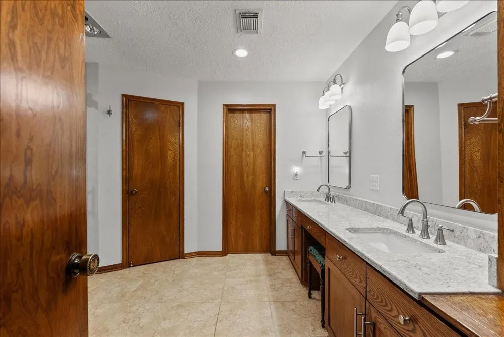 1810 Hunt Drive Friendswood, TX 77546