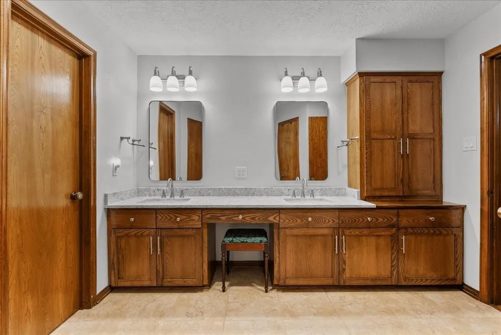 1810 Hunt Drive Friendswood, TX 77546