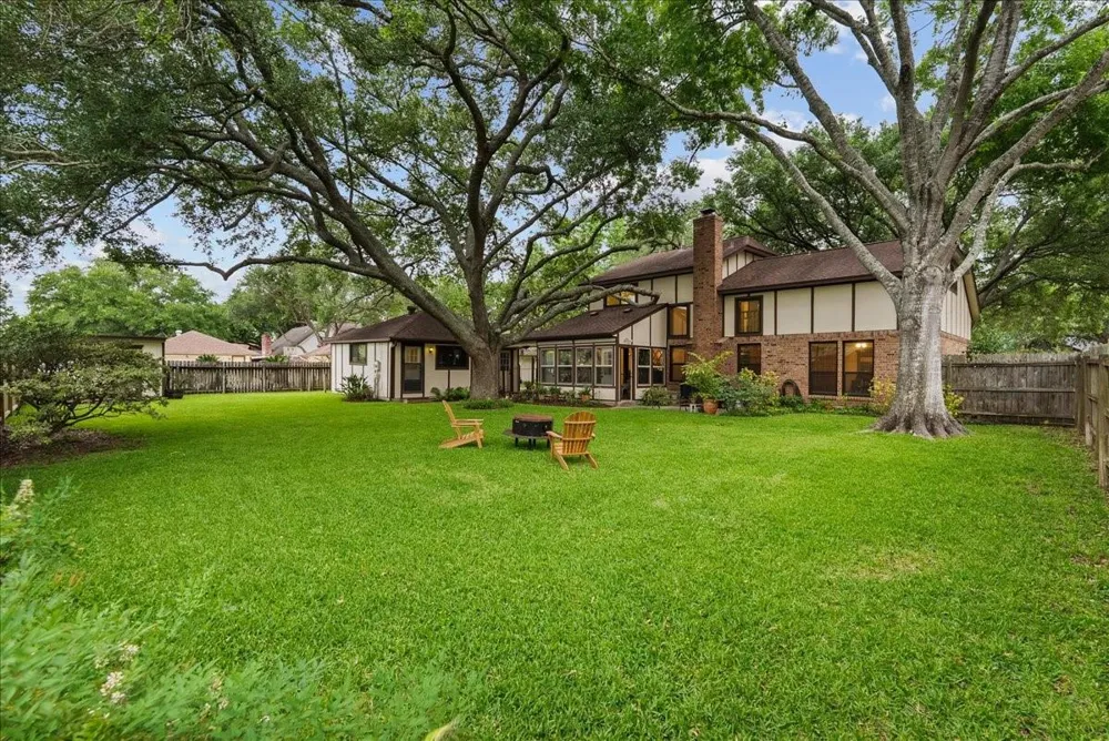 1810 Hunt Drive Friendswood, TX 77546