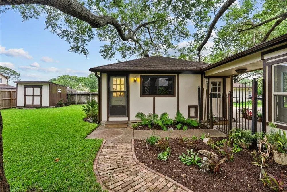 1810 Hunt Drive Friendswood, TX 77546