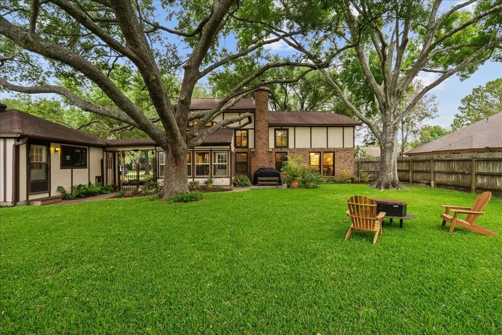 1810 Hunt Drive Friendswood, TX 77546