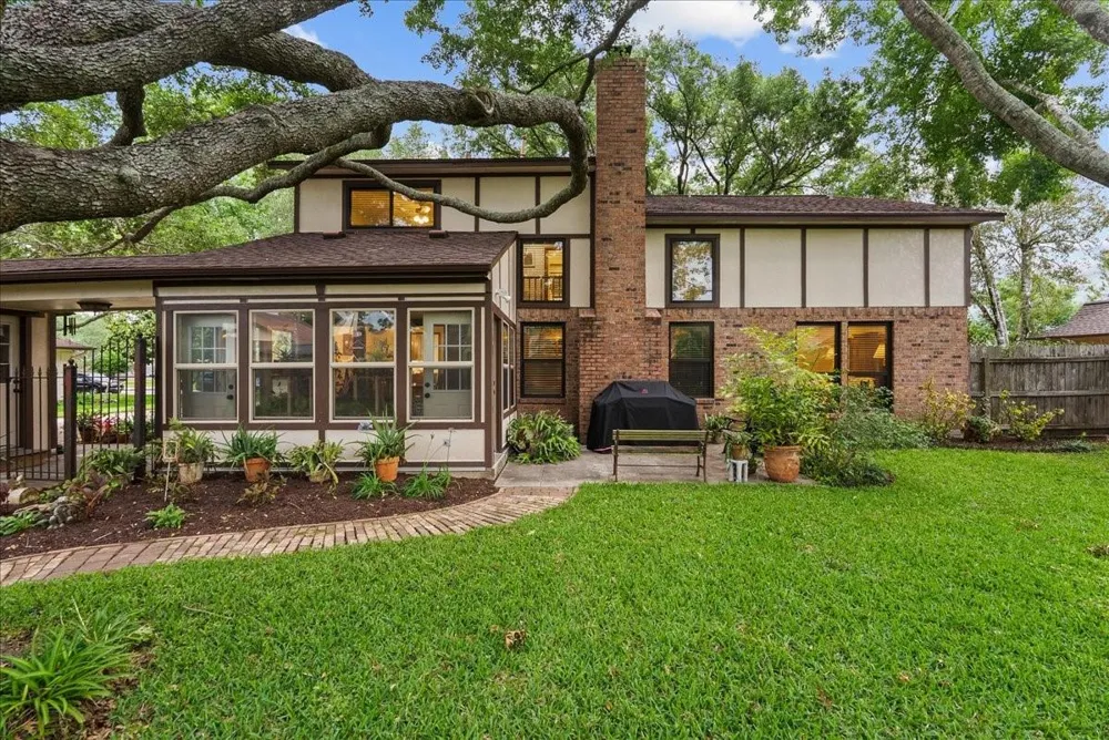 1810 Hunt Drive Friendswood, TX 77546