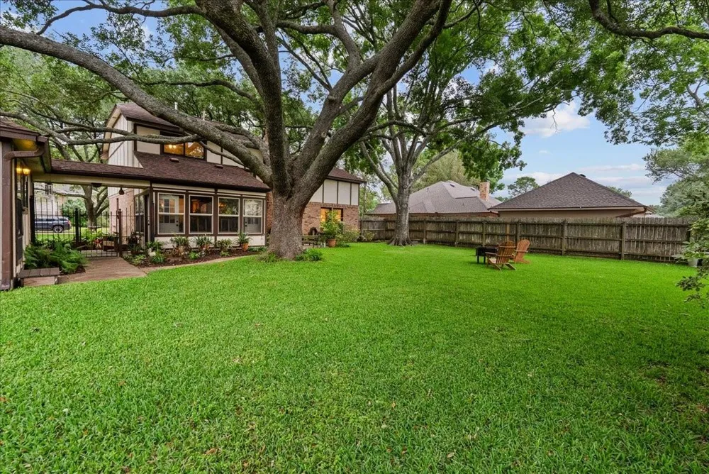 1810 Hunt Drive Friendswood, TX 77546